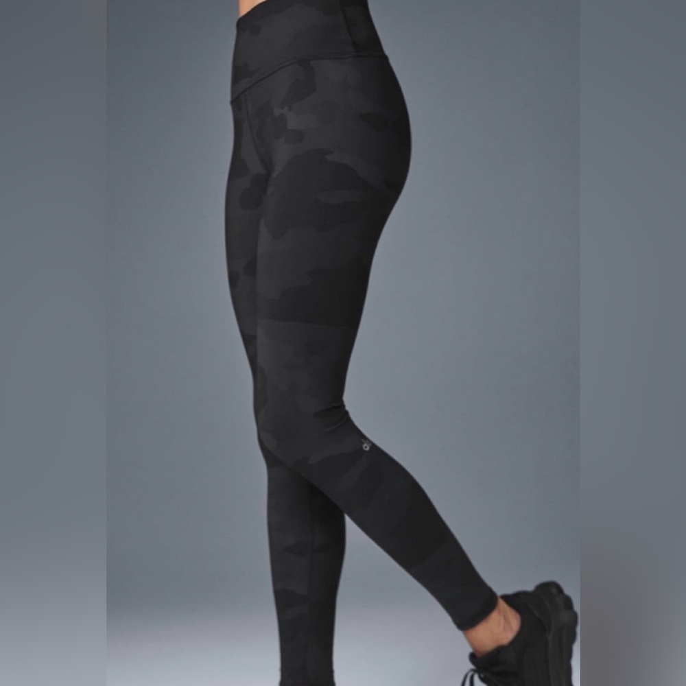 ALO Yoga High Waist Vapor Leggings, Size Medium, Black Camo, 28.5” like new